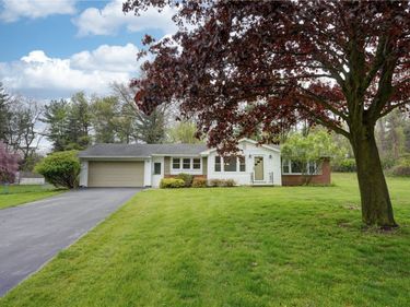 10 Pinehill Drive, Pittsford, NY 14534