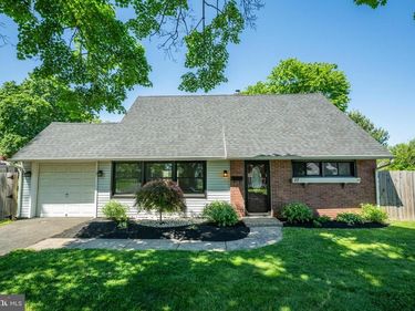 17 CLOISTER ROAD, LEVITTOWN, PA 19057