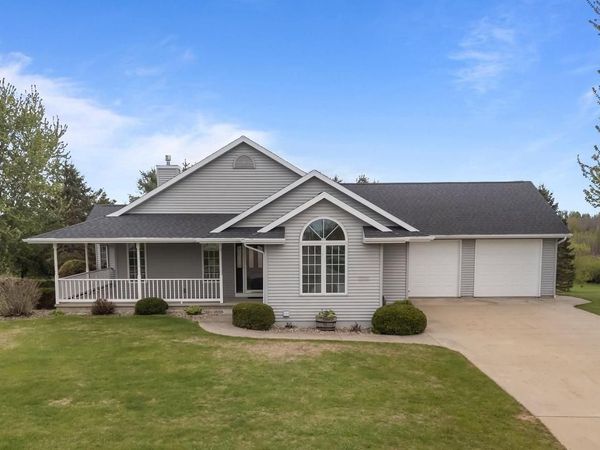 118 HONEYSUCKLE DRIVE, Hortonville, WI 54944
