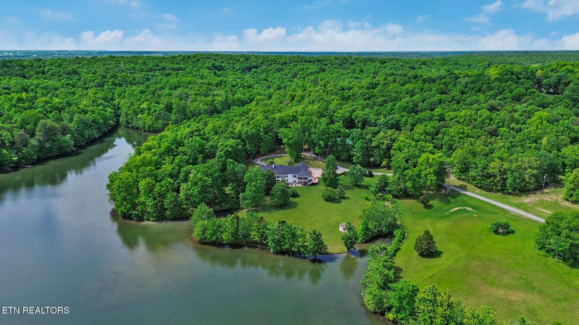 310 Old Stagecoach Place , Crossville, TN 38571 Main Photo