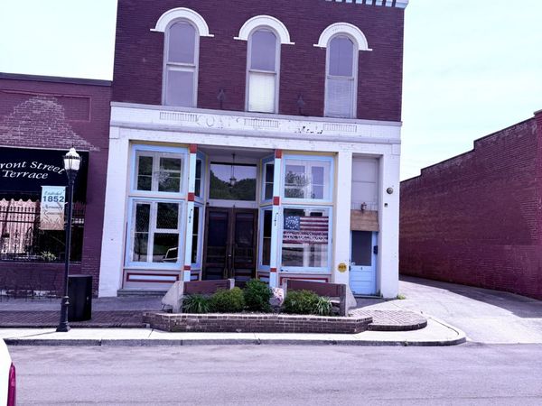 4 Front St , Normandy, TN 37360