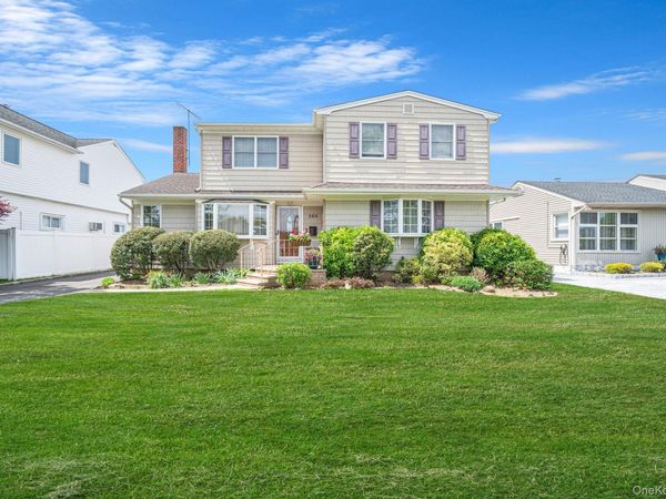568 Chestnut Lane, East Meadow, NY 11554