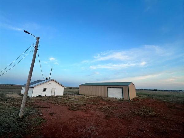 11373 N 1870 Road, Sayre, OK 73662