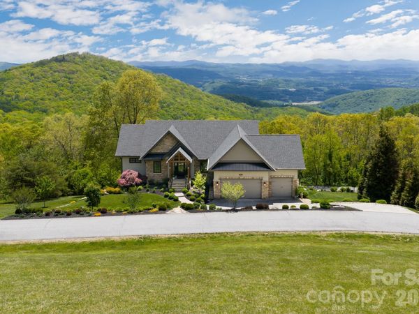 332 Summerset Drive, Hendersonville, NC 28792