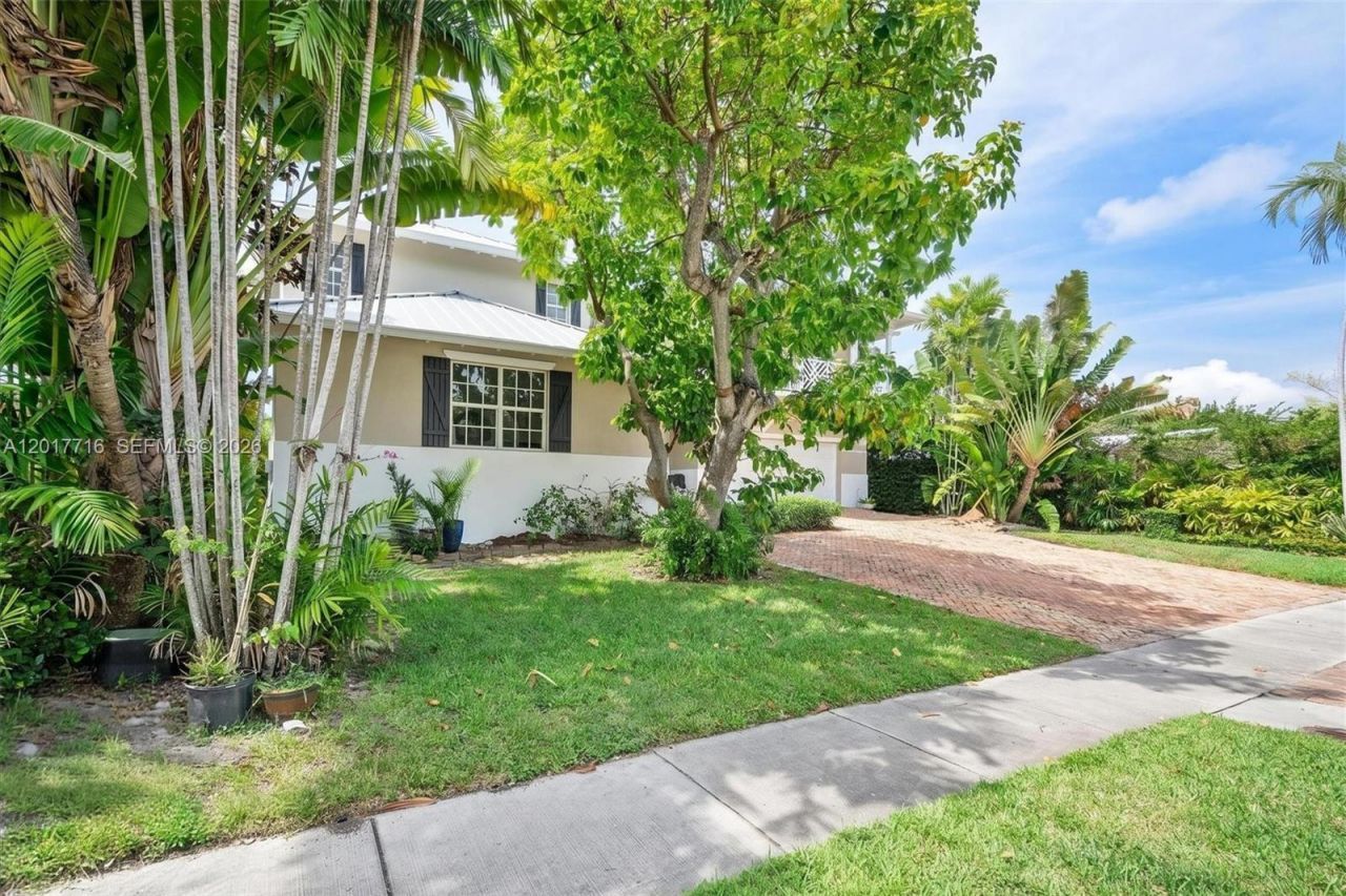 2310 Bayview Ln, North Miami, FL 33181 Photo