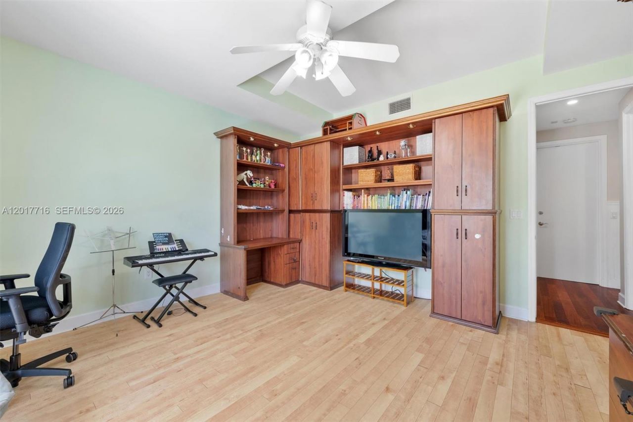 2310 Bayview Ln, North Miami, FL 33181 Photo