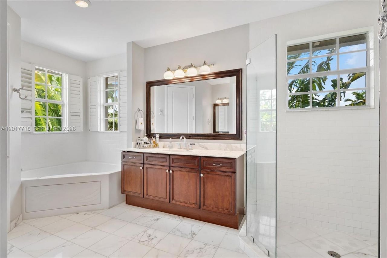 2310 Bayview Ln, North Miami, FL 33181 Photo