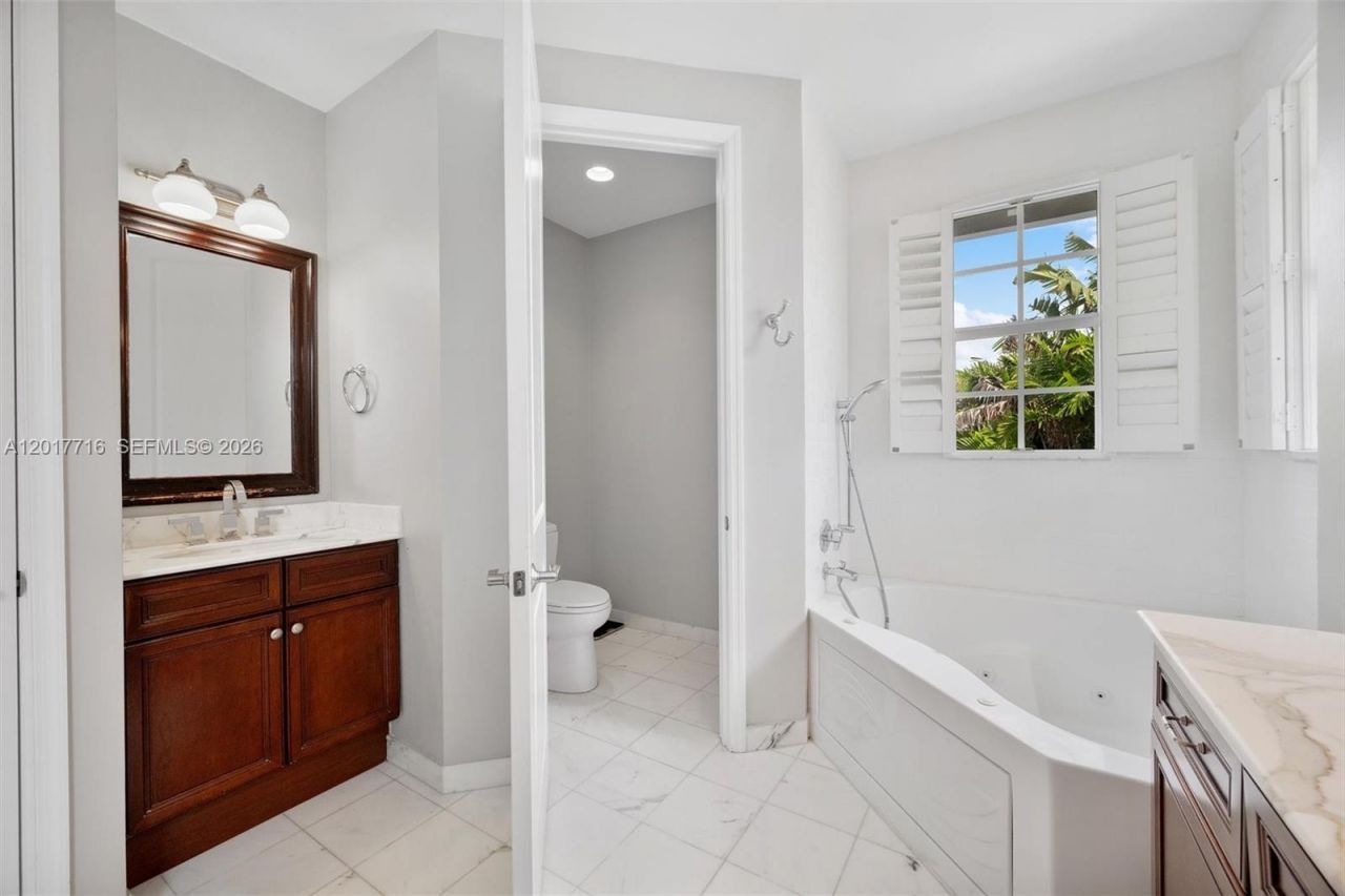 2310 Bayview Ln, North Miami, FL 33181 Photo