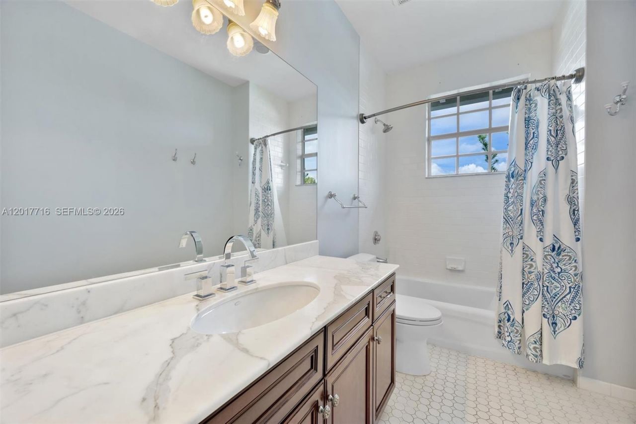 2310 Bayview Ln, North Miami, FL 33181 Photo