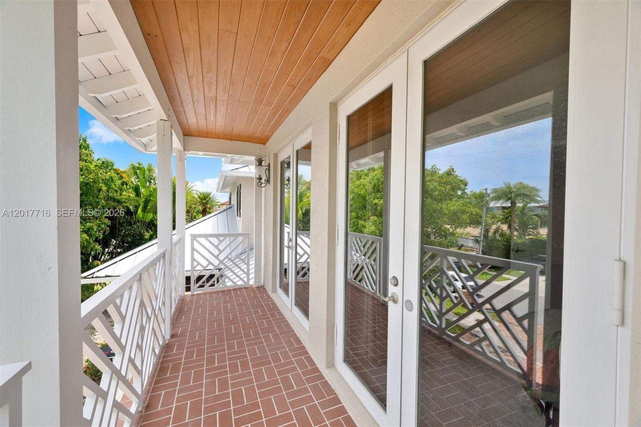 2310 Bayview Ln, North Miami, FL 33181 Photo