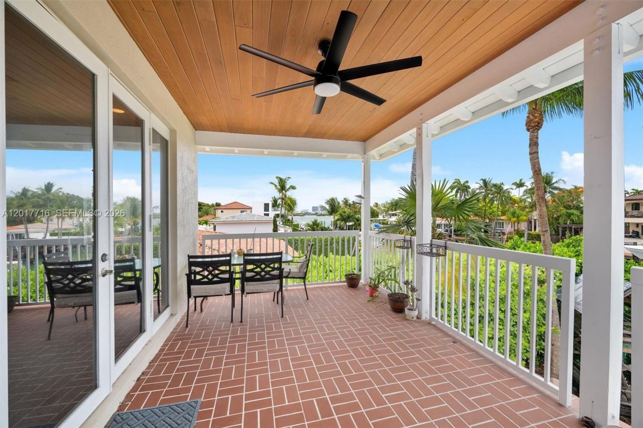2310 Bayview Ln, North Miami, FL 33181 Photo