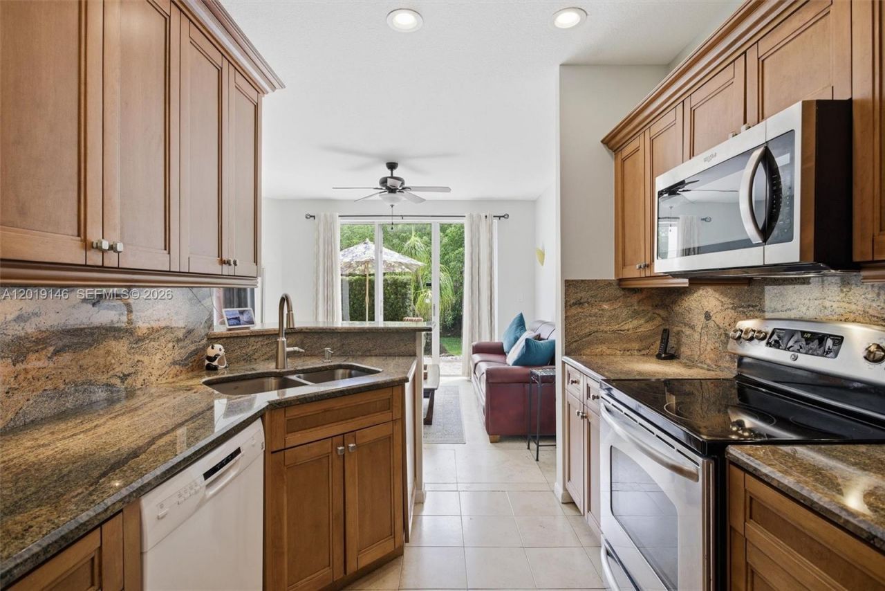 724 NW 170th Ter, Pembroke Pines, FL 33028 Photo