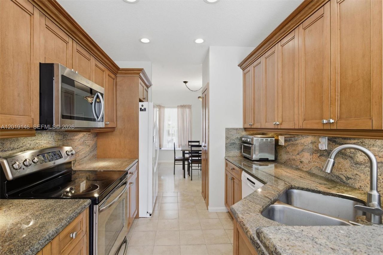 724 NW 170th Ter, Pembroke Pines, FL 33028 Photo