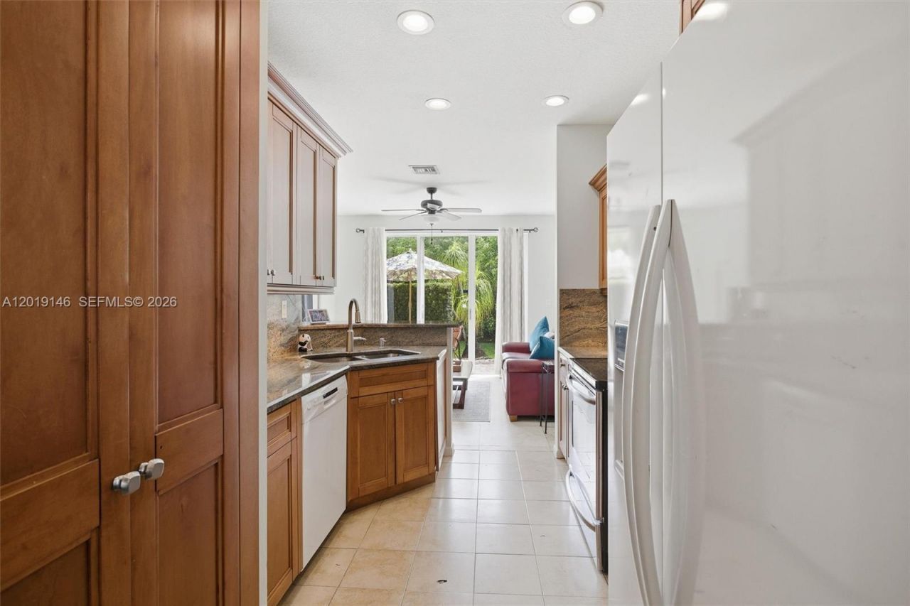 724 NW 170th Ter, Pembroke Pines, FL 33028 Photo
