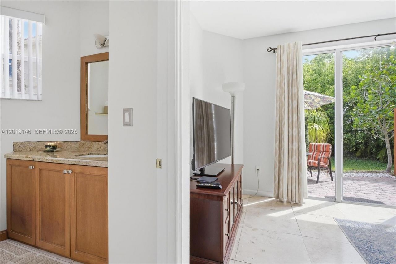 724 NW 170th Ter, Pembroke Pines, FL 33028 Photo