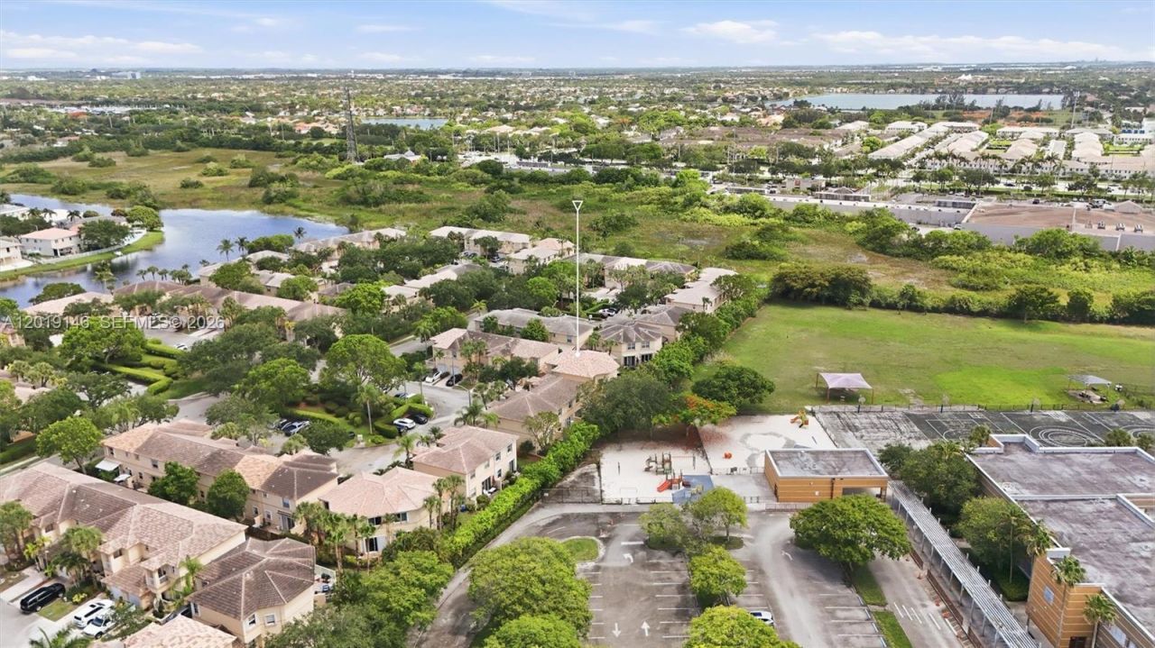 724 NW 170th Ter, Pembroke Pines, FL 33028 Photo