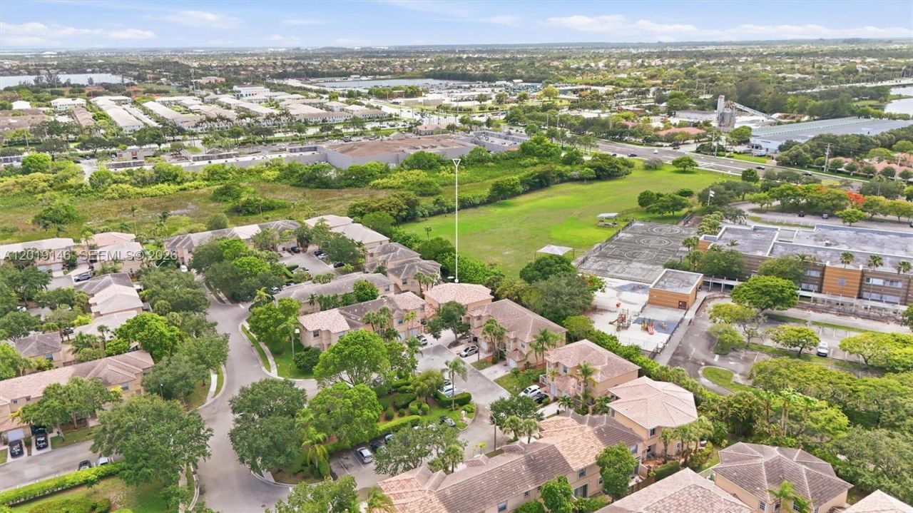 724 NW 170th Ter, Pembroke Pines, FL 33028 Photo