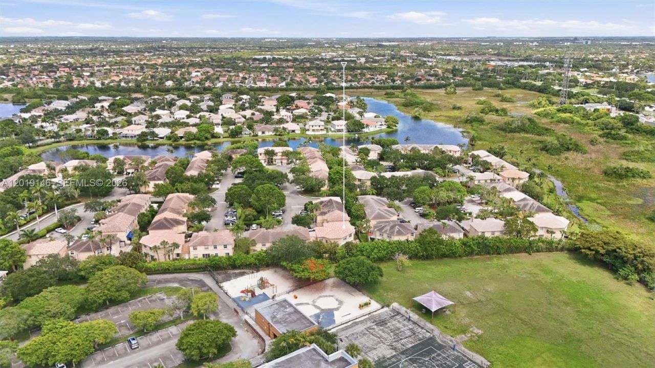 724 NW 170th Ter, Pembroke Pines, FL 33028 Photo