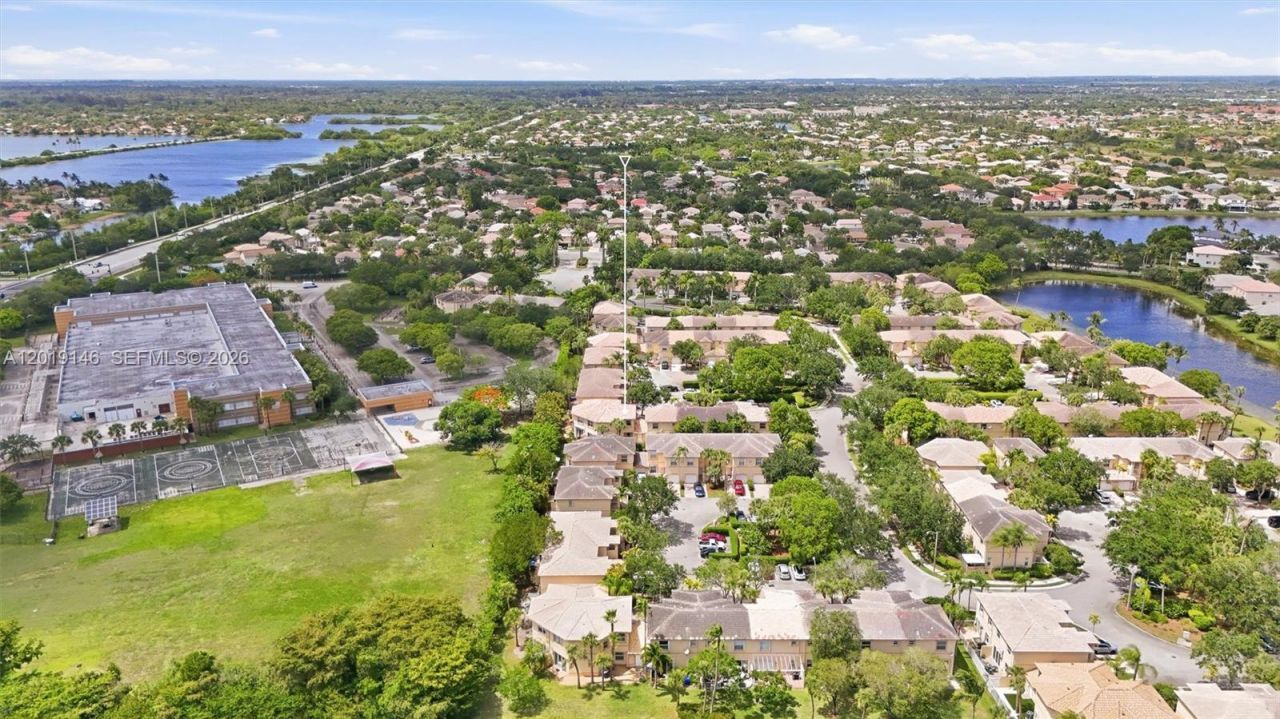 724 NW 170th Ter, Pembroke Pines, FL 33028 Photo