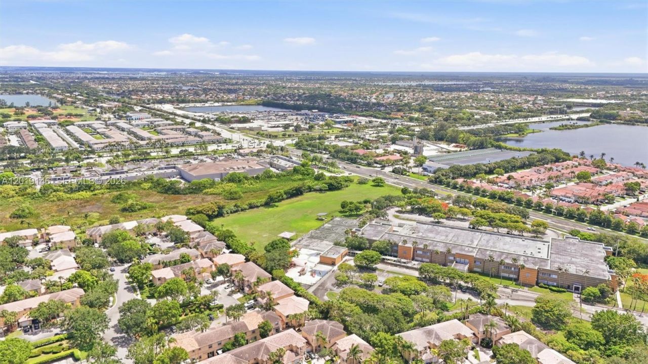 724 NW 170th Ter, Pembroke Pines, FL 33028 Photo