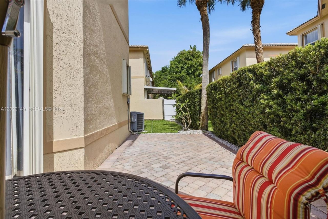 724 NW 170th Ter, Pembroke Pines, FL 33028 Photo