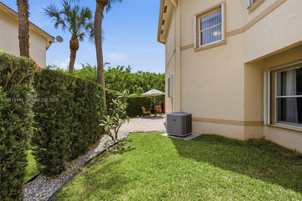 724 NW 170th Ter, Pembroke Pines, FL 33028 Photo