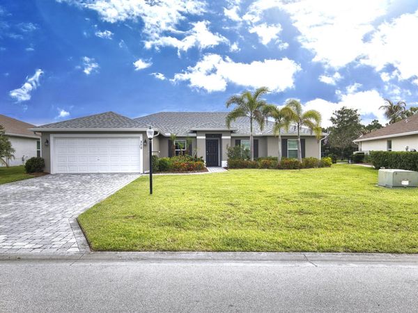 375 SW Vista Lake Drive, Port St. Lucie, FL 34953