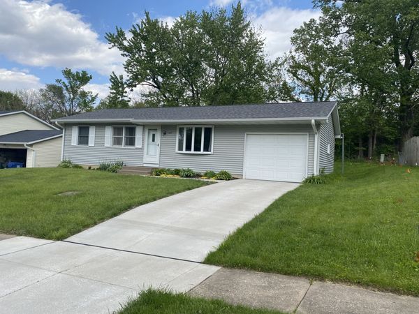 4117 Hillandale Road , Davenport, IA 52806