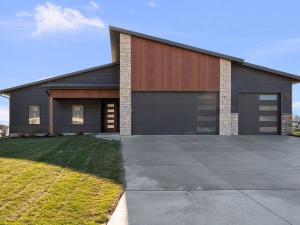 324 Linda Lane , Riverdale, IA 52722
