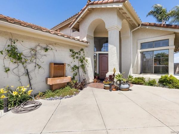2099 White Birch Dr, Vista, CA 92081