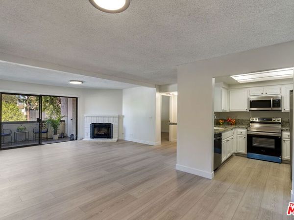 21500 Califa Street, Unit 100, Woodland Hills, CA 91367