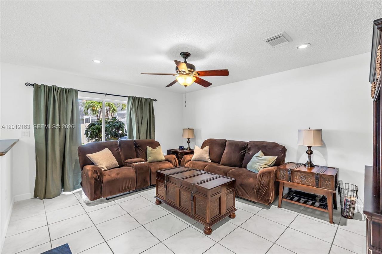 1910 NW 180th Way, Pembroke Pines, FL 33029 Photo