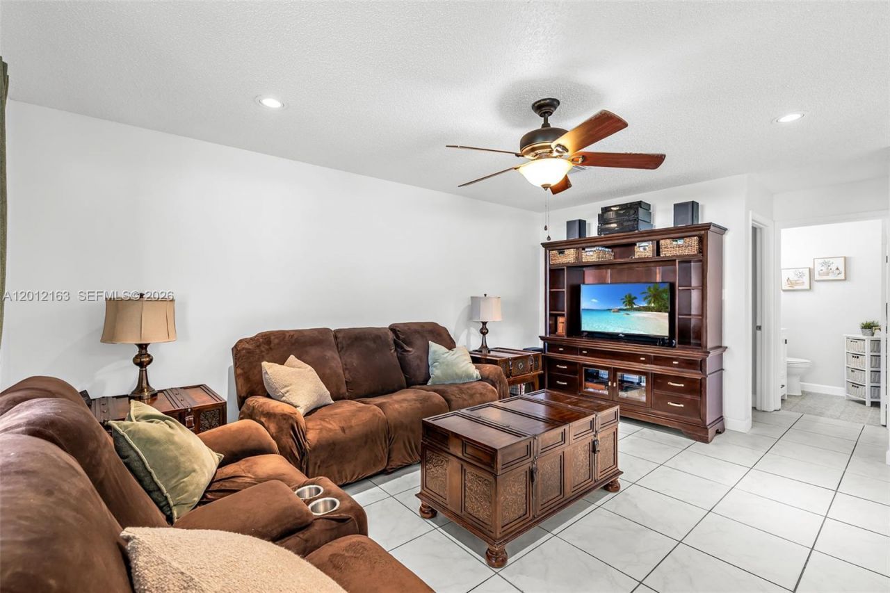 1910 NW 180th Way, Pembroke Pines, FL 33029 Photo