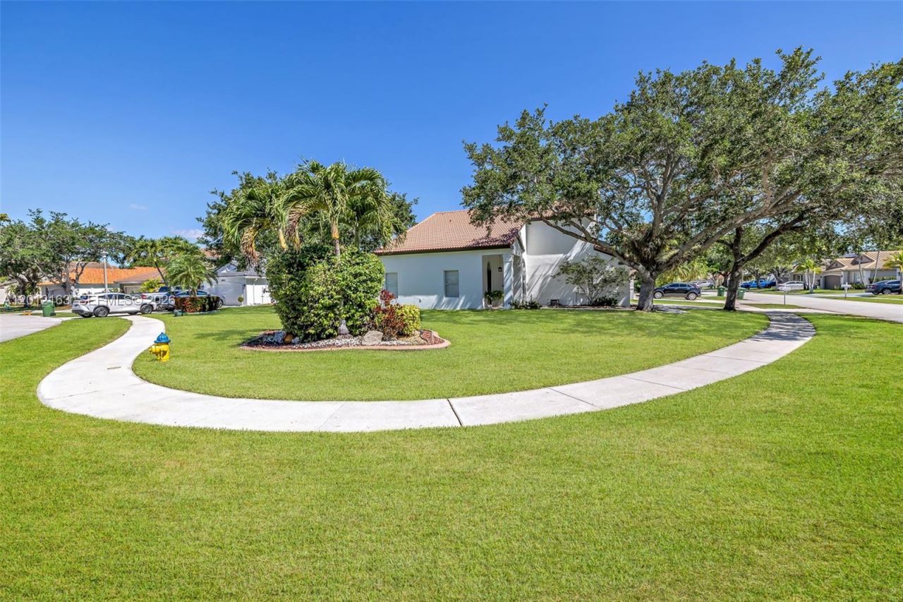1910 NW 180th Way, Pembroke Pines, FL 33029 Photo