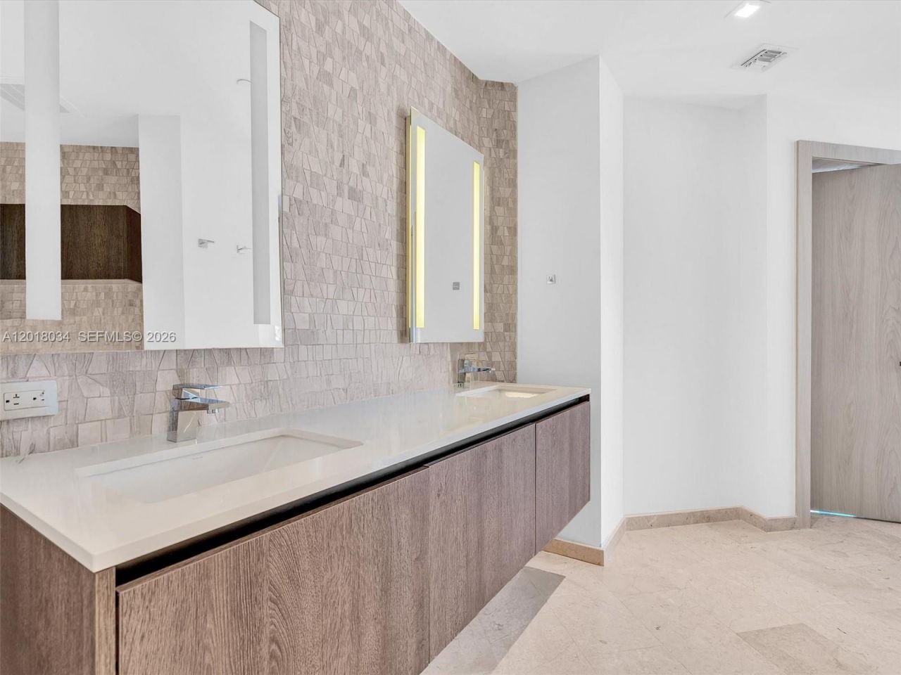 88 SW 7th St , Unit 2011, Miami, FL 33130 Photo