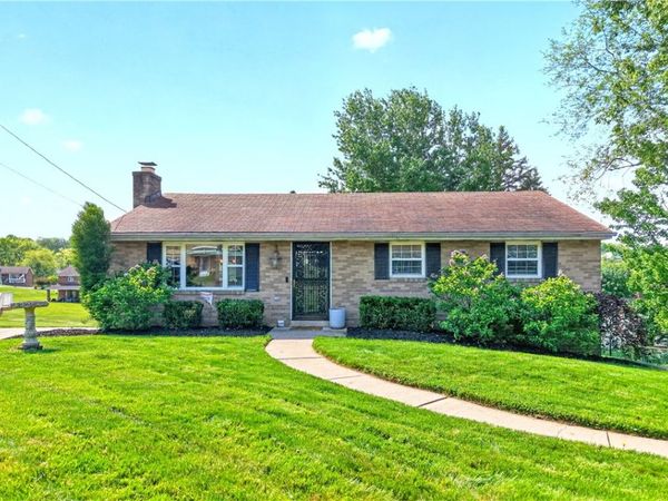 4 Meadowcrest Dr, Cecil, PA 15321