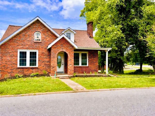 122 W Lake St, Camden, TN 38320