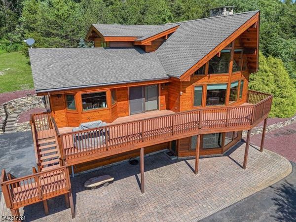 8 Highlands Ln, Hardwick, NJ 07825