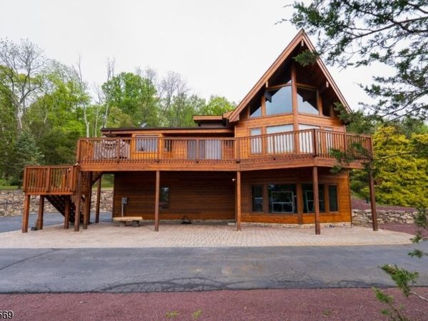 8 Highlands Ln, Hardwick, NJ 07825