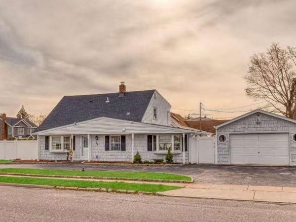 70 Sycamore Lane , Levittown, NY 11756