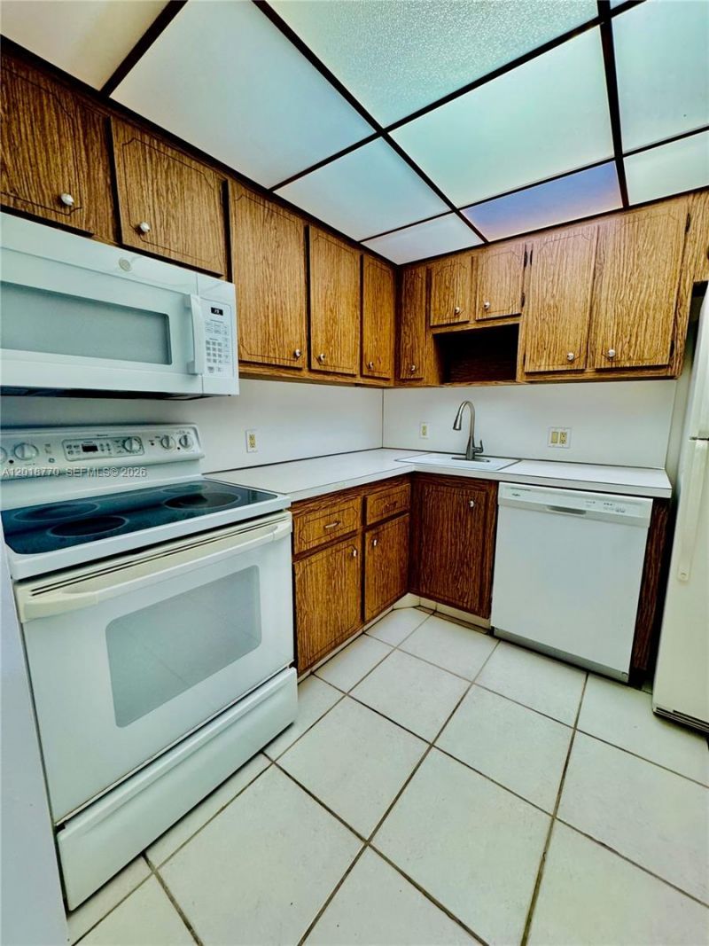 3675 N Country Club Dr , Unit 2005, Aventura, FL 33180 Photo