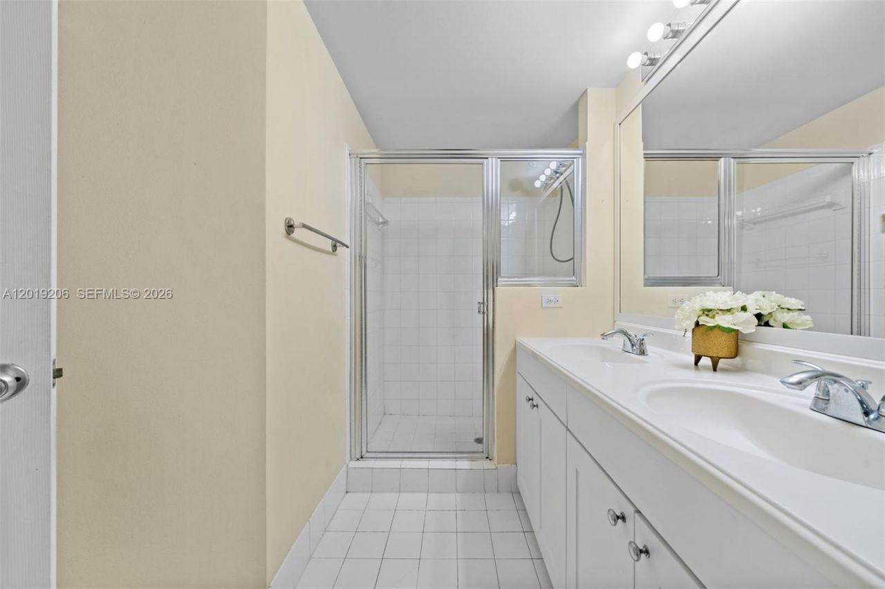 17150 N Bay Rd , Unit 2908, Sunny Isles Beach, FL 33160 Photo