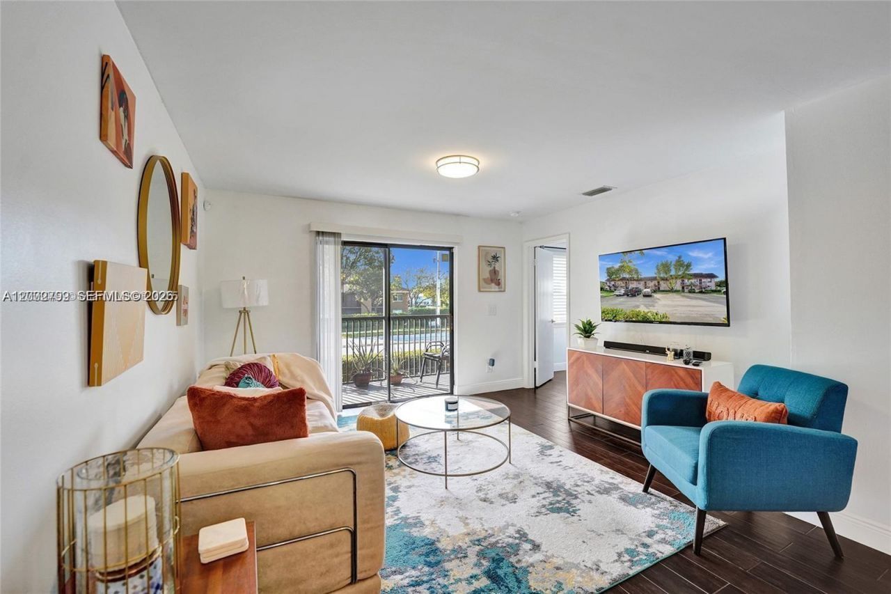 10468 NW 10th St , Unit 204, Pembroke Pines, FL 33026 Photo