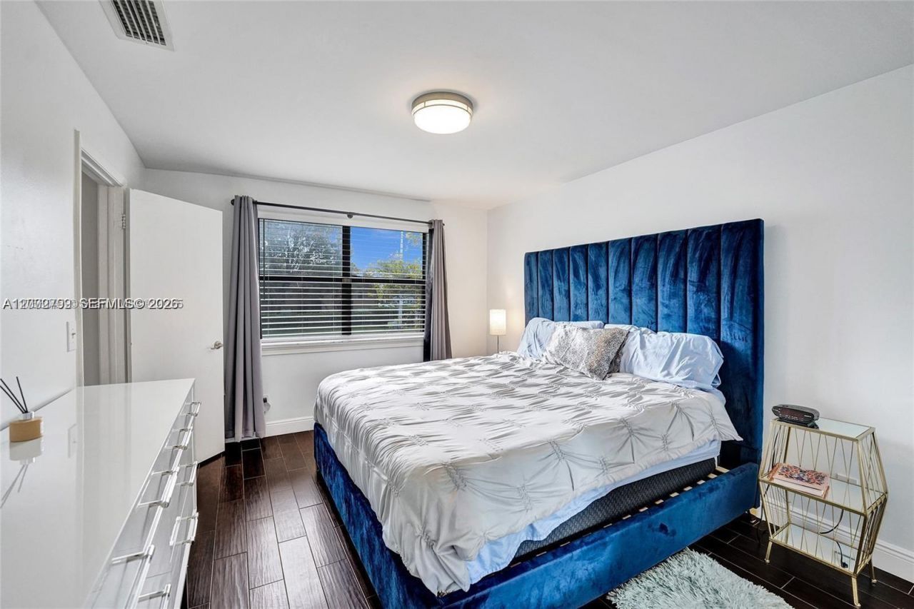 10468 NW 10th St , Unit 204, Pembroke Pines, FL 33026 Photo