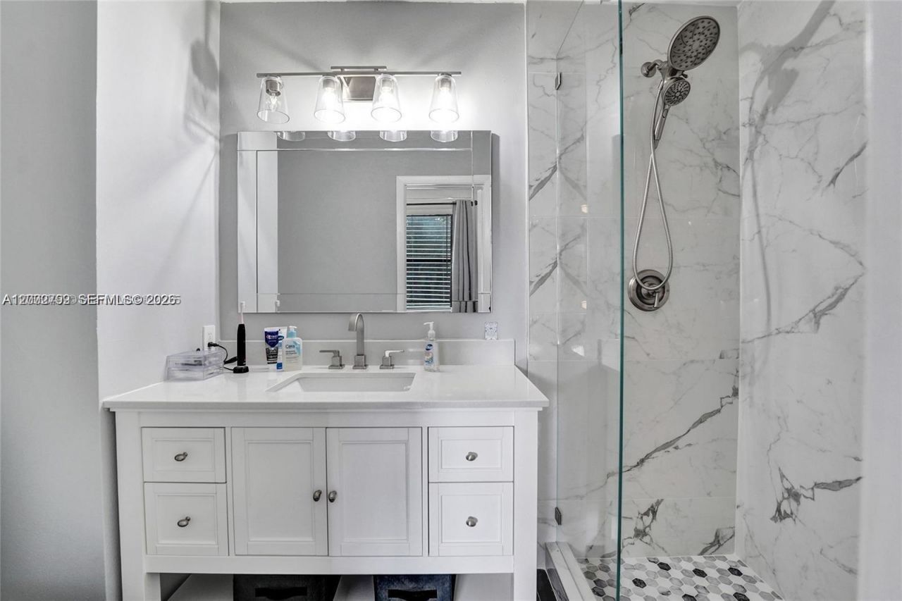 10468 NW 10th St , Unit 204, Pembroke Pines, FL 33026 Photo