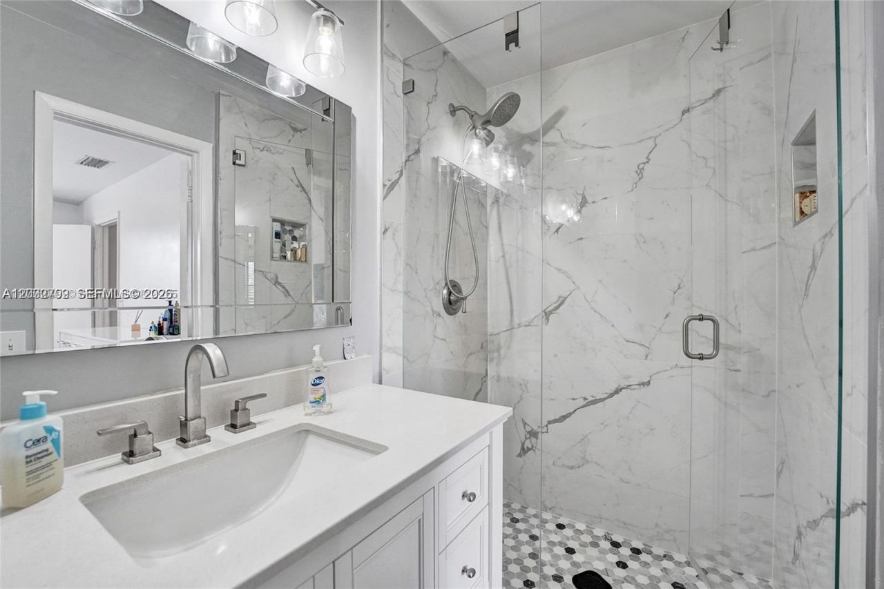 10468 NW 10th St , Unit 204, Pembroke Pines, FL 33026 Photo