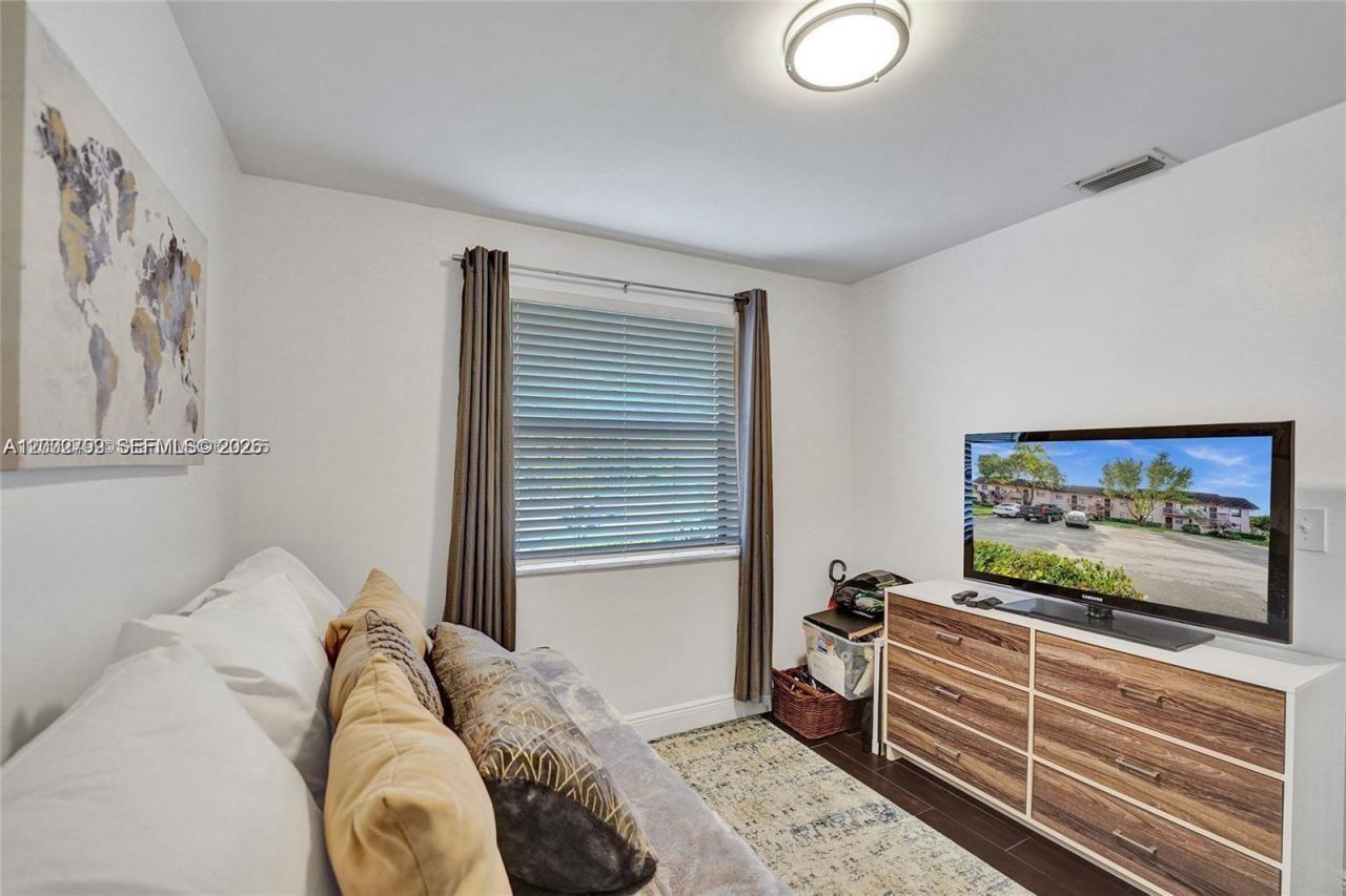10468 NW 10th St , Unit 204, Pembroke Pines, FL 33026 Photo