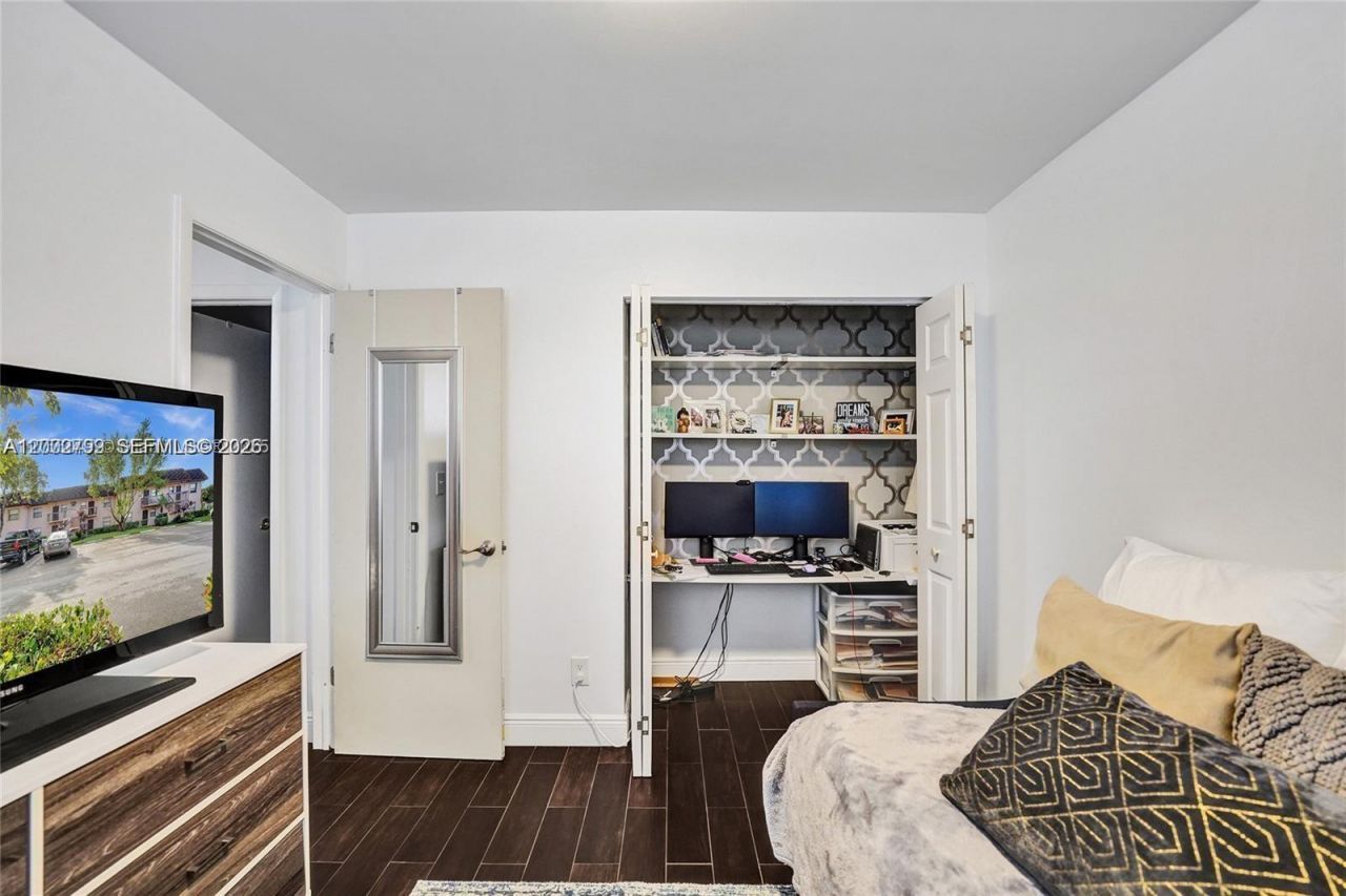 10468 NW 10th St , Unit 204, Pembroke Pines, FL 33026 Photo