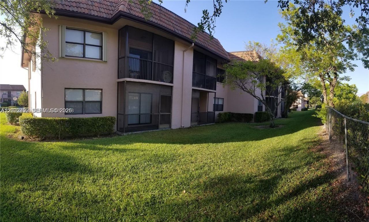 10468 NW 10th St , Unit 204, Pembroke Pines, FL 33026 Photo