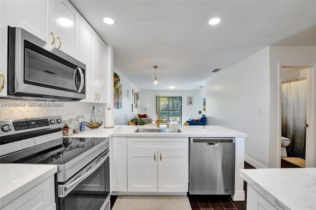 10468 NW 10th St , Unit 204, Pembroke Pines, FL 33026 Photo